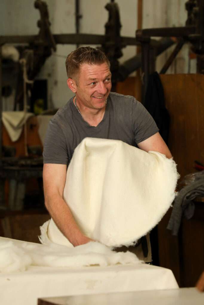 Fabrication de la cloche en feutre de laine. Etape du semoussage. 1er feutrage de la cloche.