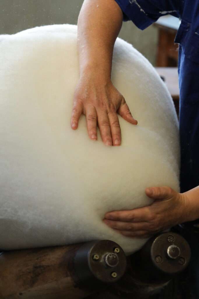 Fabrication de la cloche pour le chapeau. Etape de l'enroulage de la laine.