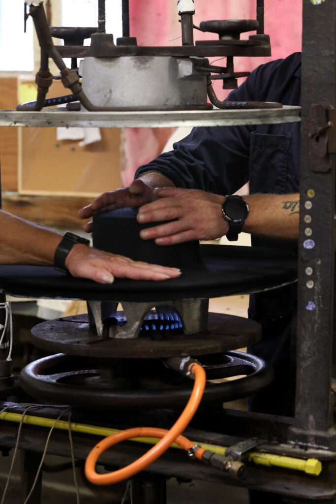 Formage du chapeau à partir d'une capeline en feutre de laine. 