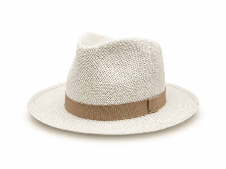 Chapeau de paille de la marque MontCapel, modèle French connection avec un galon beige pâle vu de 3/4 face.