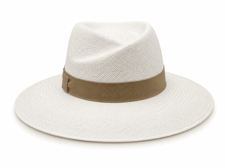 Chapeau de paille de la marque MontCapel, modèle Latraviata avec un ruban extérieur beige foncé vu de 3/4 face.
